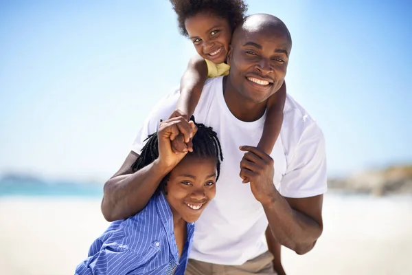 Father Rock Father Spending Some Time His Children Beach — Stock Photo, Image