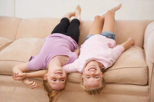 友人と過ごす時間 二人の若い女の子がソファの上に横になって — ストック写真