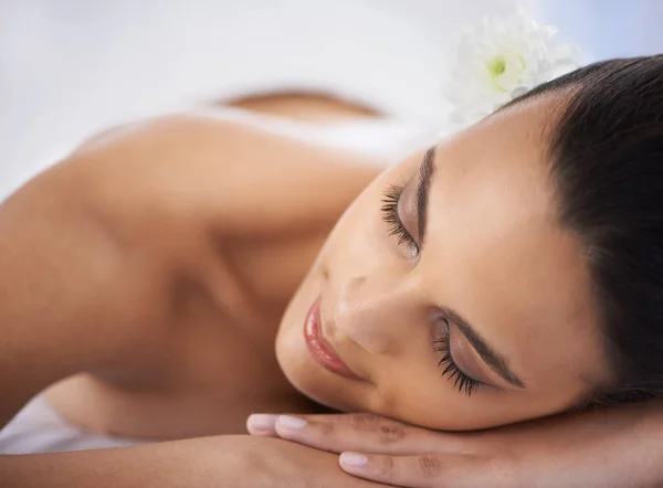 One Many Ways Stay Young Attractive Young Woman Relaxing Spa — Stock Photo, Image