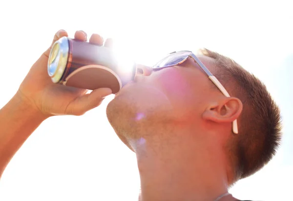 Desfrutar Uma Cerveja Fechar Jovem Usando Óculos Escuros Bebendo Uma — Fotografia de Stock