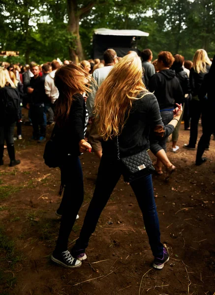 Rocken Den Klängen Zwei Junge Frauen Tanzen Musik Auf Einem — Stockfoto