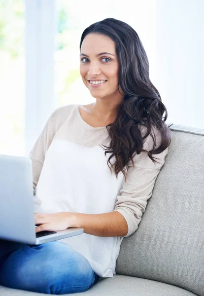 Surfing Web Home Young Woman Sitting Her Couch Laptop — Stock Photo, Image