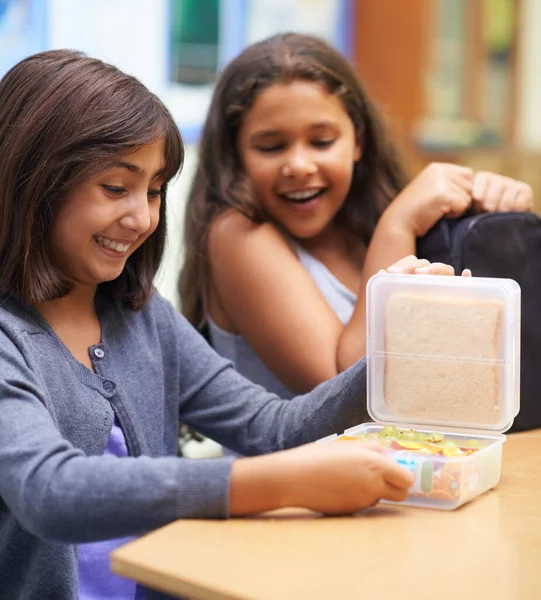 Kafeteryada Öğle Yemeğini Açıyor Liseli Kız Öğle Yemeği Saatinde Kafeteryada — Stok fotoğraf