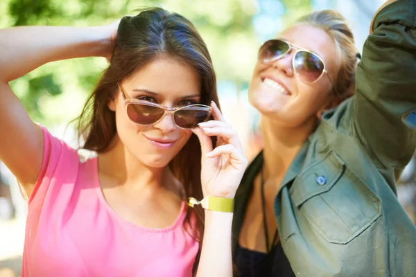 Sorglos Zwei Junge Frauen Stehen Draußen Mit Sonnenbrillen — Stockfoto