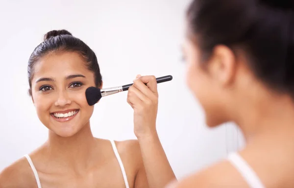 Genç Bir Kadın Aynaya Makyaj Yapıyor — Stok fotoğraf