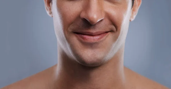 Öpülebilir Dudaklar Gülümseyen Yakışıklı Bir Adamın Kırpılmış Görüntüsü — Stok fotoğraf