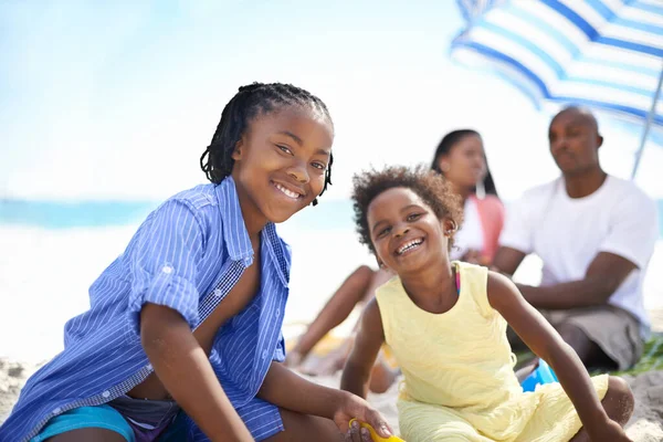 여름날입니다 아프리카 미국인 해변에서 하루를 즐기다 — 스톡 사진