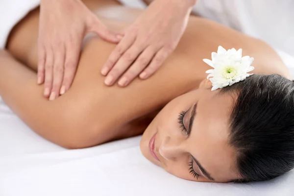 Ottenere Equilibrato Attraverso Terapia Massaggio Una Bella Giovane Donna Rilassante — Foto Stock