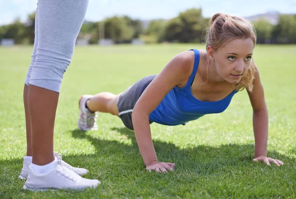 Focused Next Pushup Woman Doing Push Ups Outdoors Excercise Class — Stock Photo, Image
