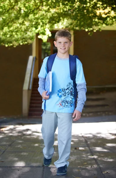 クラスへの道を作る 学校に行く途中でリュックを背負った笑顔の少年 — ストック写真