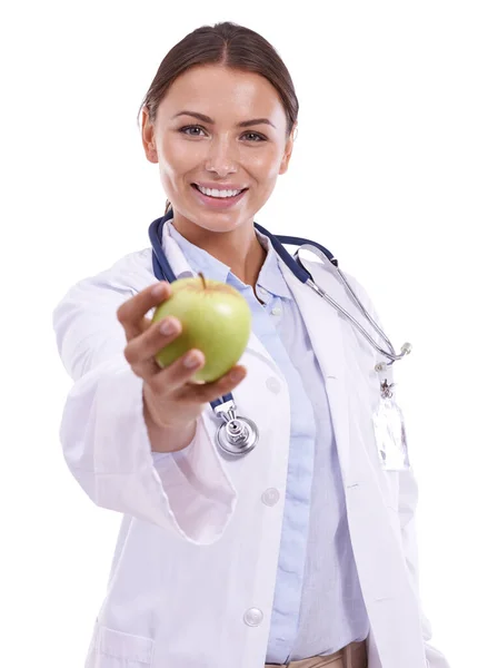 Daję Dar Dobrego Zdrowia Portret Pięknej Młodej Doktorki Trzymającej Jabłko — Zdjęcie stockowe