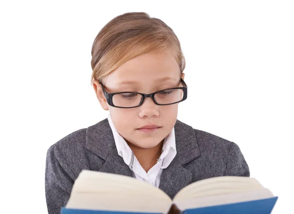 她喜欢看书 一个小女孩在看一本被白色隔离的书 — 图库照片