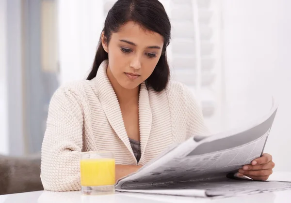 Going Details Young Woman Reading Newspaper Morning — Stock Photo, Image