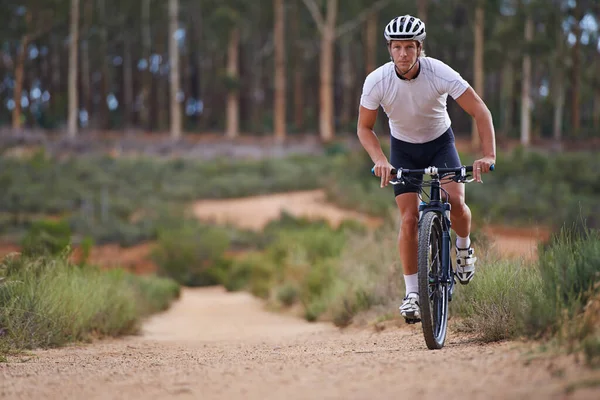 自転車に勝るものはありません 自然の中で荒地を自転車に乗るフィット — ストック写真