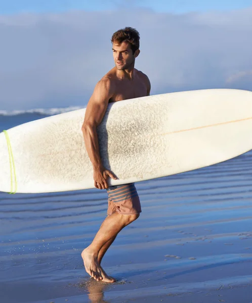 Ściganie Fal Jego Pasja Przystojny Młody Surfer Plaży Spragniony Dobrej — Zdjęcie stockowe