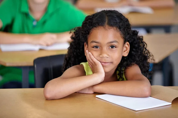 Okul Her Zaman Ilginçtir Okuldaki Masasında Oturan Sıkılmış Etnik Bir — Stok fotoğraf