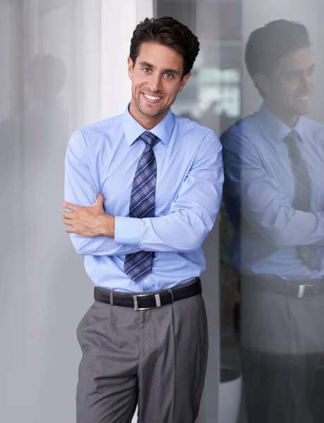 準備はいいか 彼のオフィスで自信に満ちた若いビジネスマンの肖像画 — ストック写真