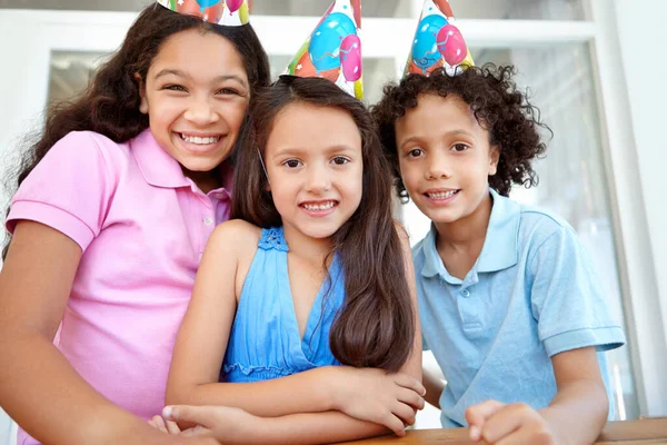 Celebrar Aniversário Amigos Retrato Três Crianças Pequenas Uma Festa Aniversário — Fotografia de Stock