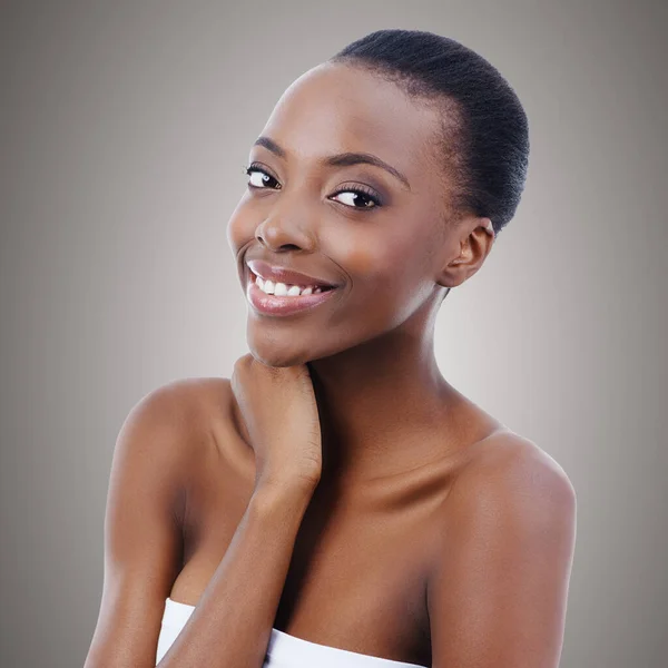 Jej Uśmiech Rozjaśnia Pokój Portret Pięknej Afrykańskiej Kobiety Dotykającej Skóry — Zdjęcie stockowe
