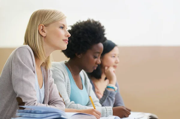 Aula Está Sessão Estudantes Universitárias Mulheres Sentadas Uma Sala Exame — Fotografia de Stock