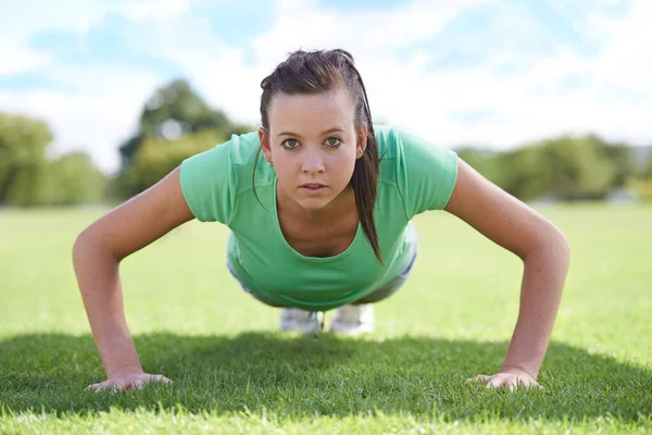 Focused Her Toning Portrait Young Woman Doing Pushups Grass — Stock Photo, Image