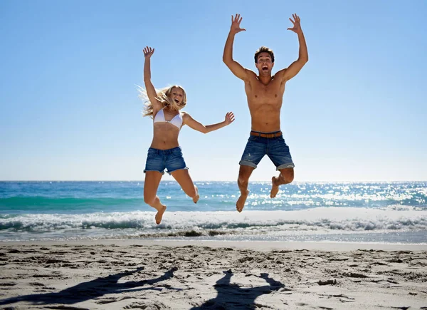 Jumping Sun Young Couple Jumping Air While Enjoying Day Beach — Stock Photo, Image
