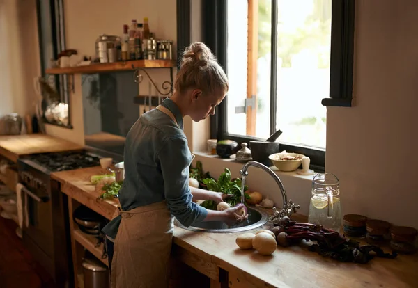 Yemeklere Karşı Bir Tutkusu Var Genç Güzel Bir Kadın Mutfağında — Stok fotoğraf