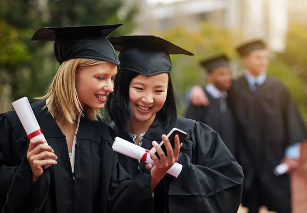 Cute Picture Two Graduates Using Cellphone Together — Stock Photo, Image