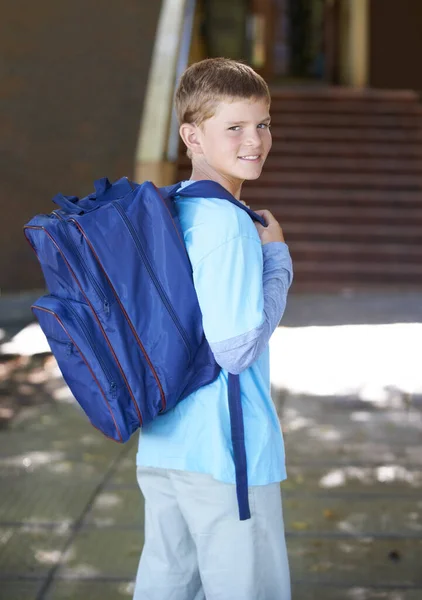Wracać Szkoły Uśmiechnięty Chłopiec Plecaku Drodze Szkoły Portret — Zdjęcie stockowe