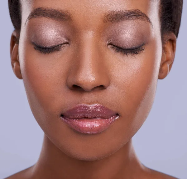 Přibližuji Krásu Krásná Africká Žena Proti Fialové Pozadí — Stock fotografie