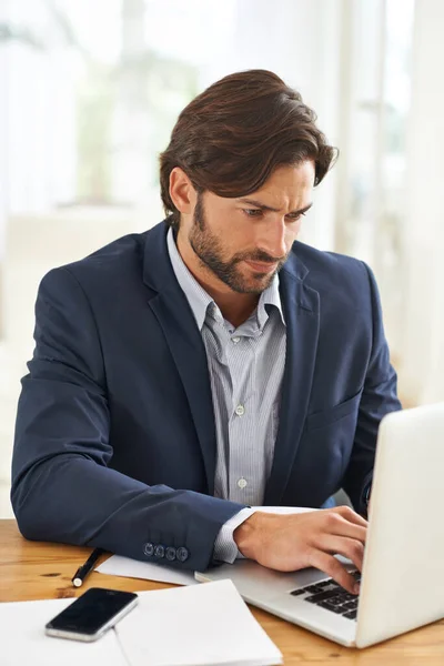 Kurumsal Hedeflerine Odaklanmış Çekici Bir Adamı Dizüstü Bilgisayarında Yazıyor — Stok fotoğraf