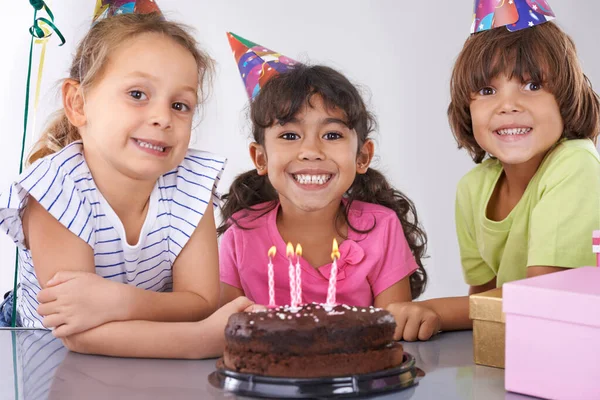 Jeugdherinneringen Maken Drie Vrienden Een Verjaardagsfeestje Glimlachend Met Een Taart — Stockfoto
