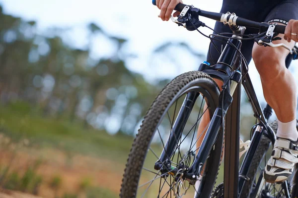 Terrängcykling Beroendeframkallande Beskuren Cyklist Utforska Utomhus Terräng Sin Cykel — Stockfoto