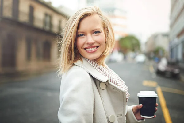 市内で新鮮な顔をした 街を歩きながらコーヒーを飲む魅力的な若い女性のトリミングされた肖像画 — ストック写真
