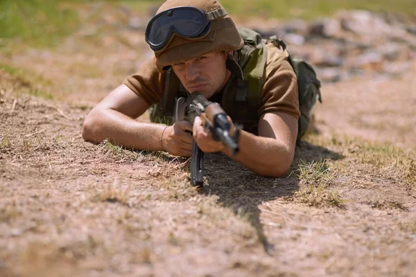 Zamířit Střílet Mladý Voják Míří Puškou Zatímco Leží Zemi — Stock fotografie