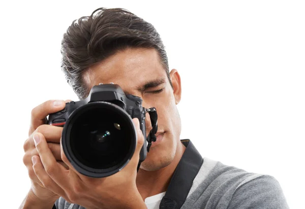 彼は写真に目をつけた 若い男がカメラを持ち 白い背景を背景に写真を撮る姿 — ストック写真