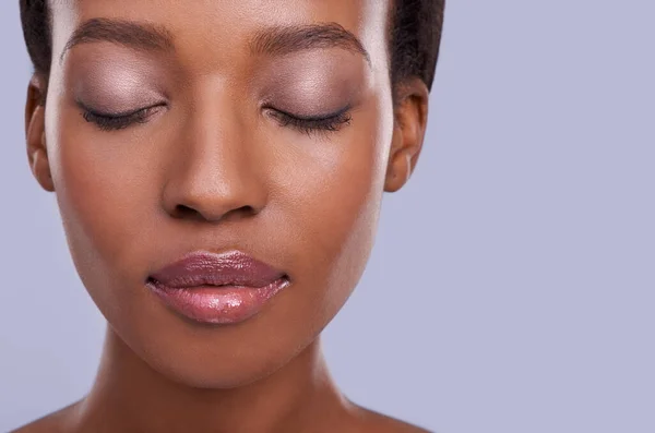 Vergrößern Der Schönheit Eine Schöne Afrikanische Frau Vor Violettem Hintergrund — Stockfoto