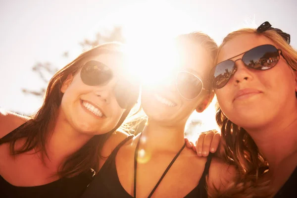 楽しい時間を一緒に 3人の友人が空を抱きかかえて笑っている — ストック写真