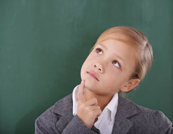 Wenn Sie Ihre Hausaufgaben Denkt Ein Junges Schulmädchen Blickt Nachdenklich — Stockfoto