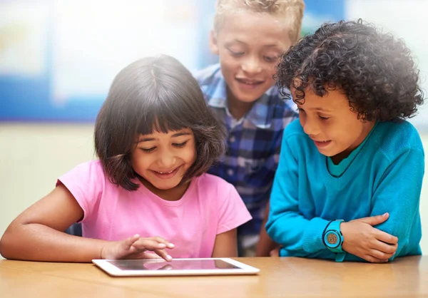 Aprender Los Abc Tecnología Niños Primaria Que Usan Una Tableta —  Fotos de Stock