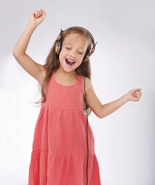 Музыкальный Ребенок Студийный Кадр Молодой Девушки Играющей Свою Любимую Песню — стоковое фото