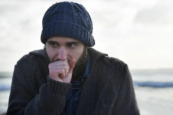 Det Kall Morgon Porträtt Ung Man Som Står Ett Vinterlandskap — Stockfoto
