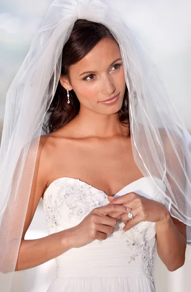 Zářivá Kráska Její Svatební Den Mladá Nevěsta Dotýkající Jejího Snubního — Stock fotografie