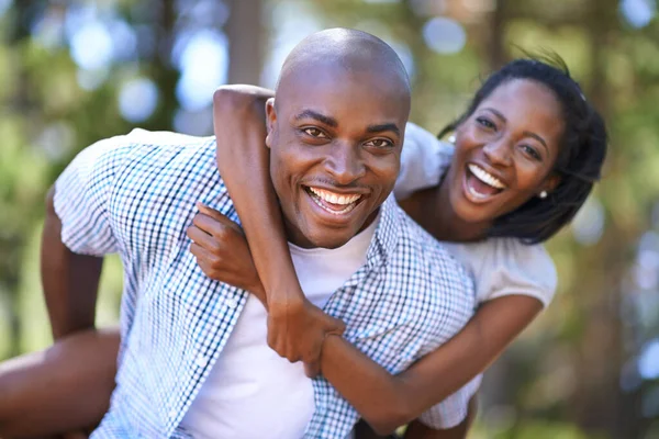 Onlar Mutlu Aktif Bir Çift Karısını Sırtında Taşıyan Bir Kocanın — Stok fotoğraf