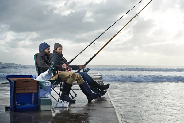 ちょっと待って 午前中にビーチで釣りをしている2人の若者の完全な長さのショット — ストック写真