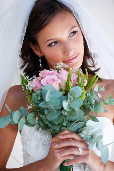 Свежевырезанный Прекрасная Молодая Невеста Букетом — стоковое фото