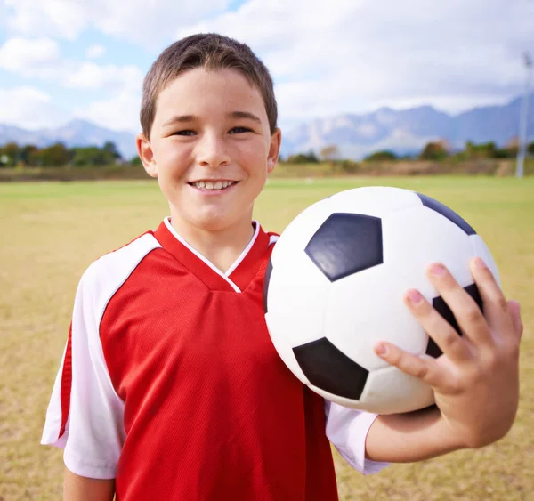我把球带来了 让我们玩吧 一个拿着足球的小男孩的剪影 — 图库照片