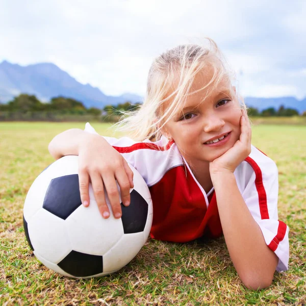 Čeká Zbytek Svého Týmu Portrét Mladé Dívky Ležící Fotbalovém Hřišti — Stock fotografie