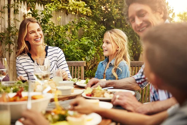 Yemeğini Ailenden Daha Iyi Kim Paylaşabilir Dışarıda Birlikte Öğle Yemeği — Stok fotoğraf