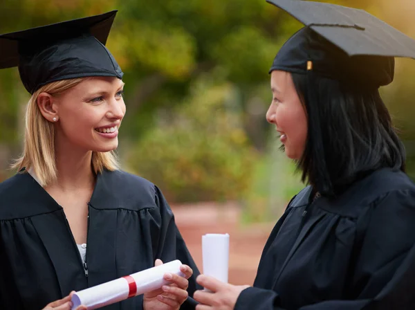 Eğer Hayal Edebiliyorsan Olabilirsin Üniversite Mezunu Ellerinde Diplomalarıyla — Stok fotoğraf